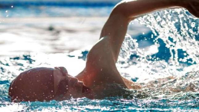 تفسير حلم السباحة مع شخص في المنام