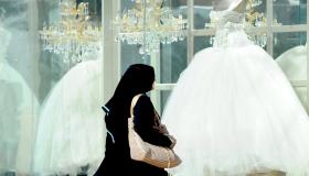 مكافأة لمواقفه النبيلة معها.. سيدة سعودية تختار عروساً لزوجها