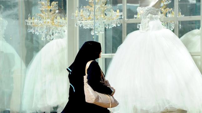 مكافأة لمواقفه النبيلة معها.. سيدة سعودية تختار عروساً لزوجها