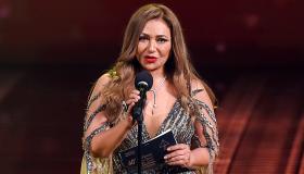 فيديو من حفلة له.. ليلى علوي تهنئ الهضبة بعيد ميلاده