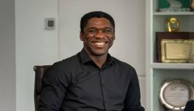 أسطورة ميلان وأياكس يعلن اعتناقه الإسلام وينفي تغيير اسمه