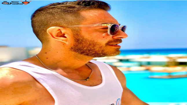 أحمد زاهر يستمتع بإجازته على البحر: “لكل مجتهد نصيب”