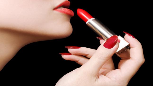 خطوات سهلة وبسيطة لتثبيت أحمر الشفاه طوال اليوم