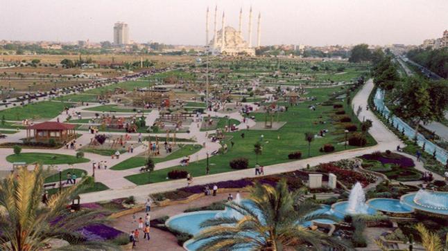 قتلى وجرحى في إنفجار سيارة بالقرب من مبنى المحافظة في مدينة أضنة جنوب تركيا