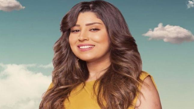 أيتن عامر تشارك الجماهير صورة جديدة وهي تراقب زوجها