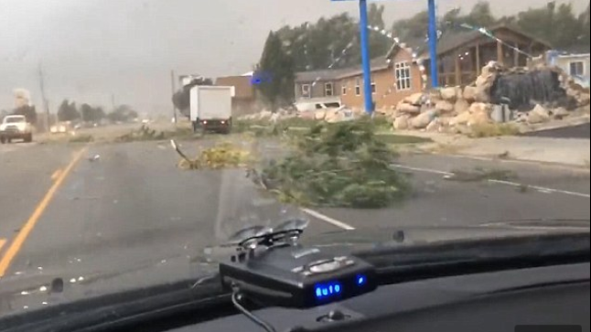 منطقة في الولايات المتحدة تتعرض لإعصار كبير وشاهد يصف الواقعة