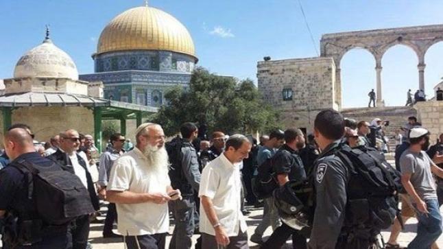 إقتحام المسجد الأقصى تحت أنظار قوات الإحتلال الإسرائيلية