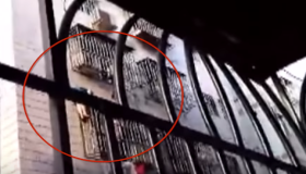 رجل ينقذ طفلا من الموت في الصين على طريق ” سبايدر مان “