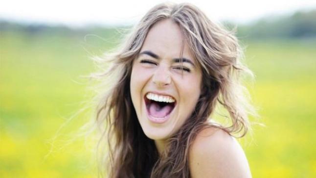 تفسير رؤية الضحك في المنام لابن سيرين والنابلسي