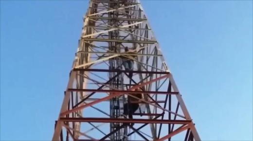 مواطنان مغربيان يعتصمان منذ عشرة أيام فوق برج إتصالات ويطلبان 118 ألف دولار !