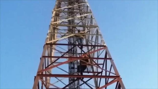 مواطنان مغربيان يعتصمان منذ عشرة أيام فوق برج إتصالات ويطلبان 118 ألف دولار !