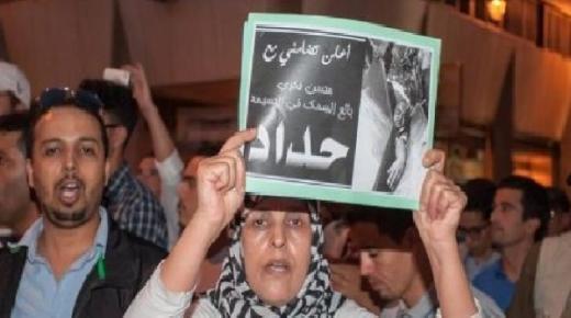 60 ألف محتجا يخرجون إلى شوارع الحسيمة حاملين الورود والشموع