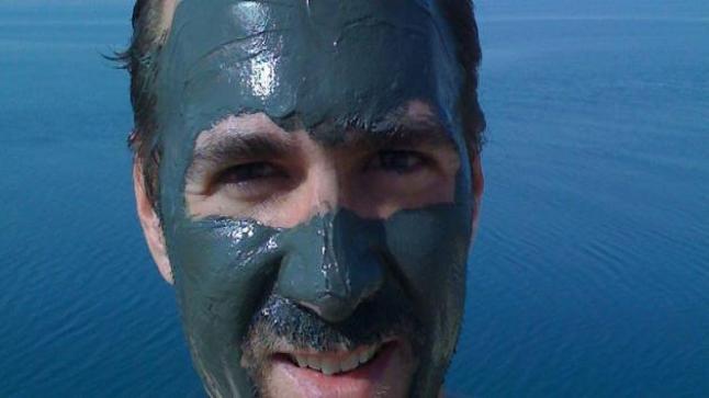 الخُلاصة في فوائد طين البحر للجسم والبشرة