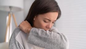 منها ارتجاع المريء.. أسباب السعال الجاف أثناء الليل