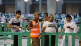 بالصور رجال أمن الحرم المكي يتنازلون عن إفطارهم لخدمة زوار بيت الله الحرام