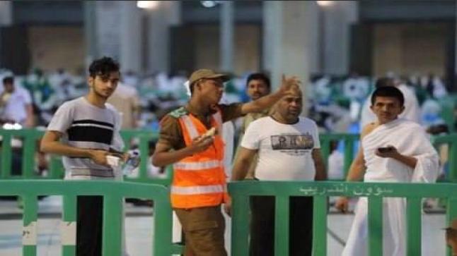 بالصور رجال أمن الحرم المكي يتنازلون عن إفطارهم لخدمة زوار بيت الله الحرام