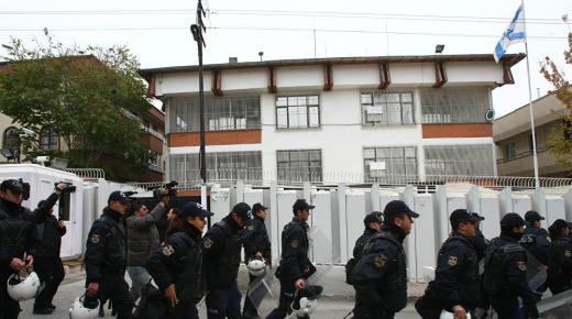 تركيا : شخصان يحاولان إقتحام السفارة الإسرائيلية وإصابة أحدهما