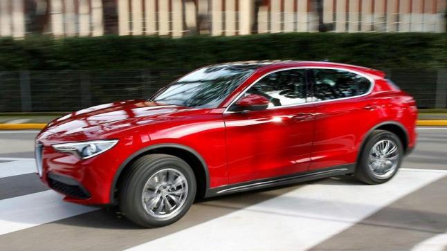 خروج سيارة الفا روميو ستلفيو 2018 الجديدة من المصنع إلى الشوارع العامة في إيطاليا