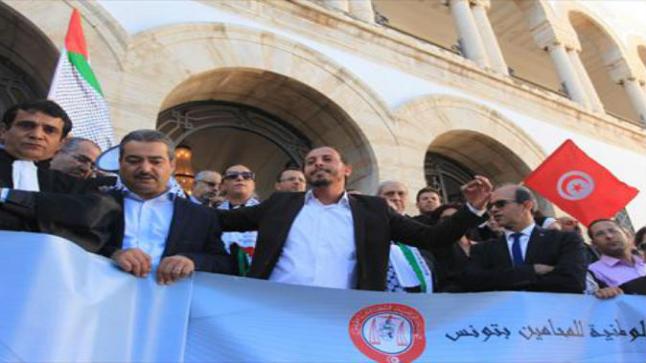 المحامون التونسيون يتظاهرون بالآلاف أمام مقر مجلس النواب في باردو