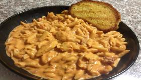 غداك عندنا.. طريقة عمل المكرونة بالكريمة والصلصة الحمراء