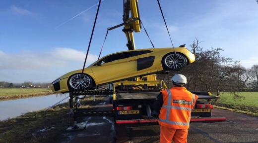 بالصور عملية إخراج سيارة أودي R8 V10 بلس بعد غرقها بالكامل في أحد انهار هولندا