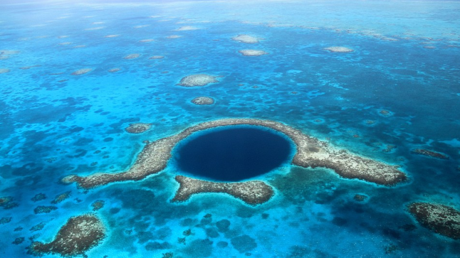 ظاهرة فريدة : حفرة عجيبة داخل المياه تجذب السياح في أوريغون