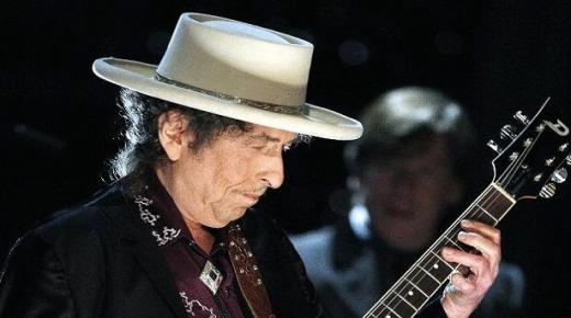 بوب ديلان يعتذر عن حضور حفل تسليم جائزة نوبل بسبب ضيق الوقت