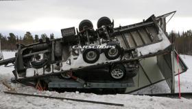 بالصور شاحنة تابعة لشركة بورش إنقلبت وبداخلها سيارتين تجارب إحداهما هي بورش 911 موديل 2019