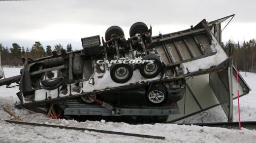بالصور شاحنة تابعة لشركة بورش إنقلبت وبداخلها سيارتين تجارب إحداهما هي بورش 911 موديل 2019