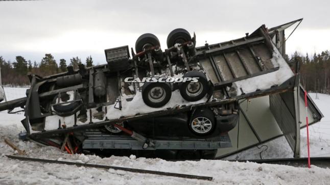 بالصور شاحنة تابعة لشركة بورش إنقلبت وبداخلها سيارتين تجارب إحداهما هي بورش 911 موديل 2019