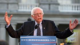 بيرني ساندرز يعبر عن دعمه لكلينتون رغم تسريبات ويكيليكس