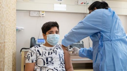 دبي.. ما بين عمر 12 و 15 سنة يتواصلون في تطعيم الأطفال بلقاح فايزر