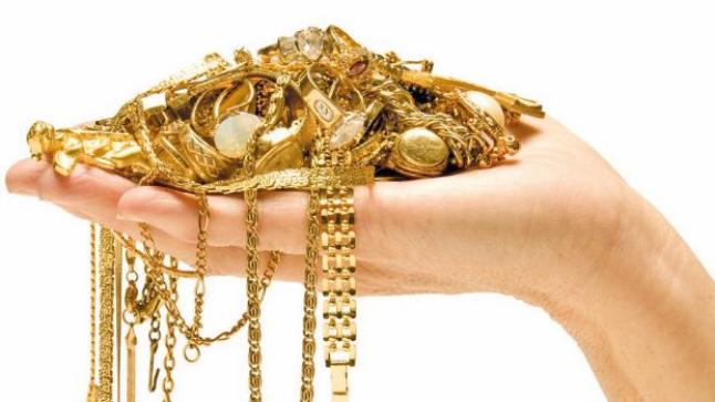 تفسير حلم إعطاء المجوهرات في المنام