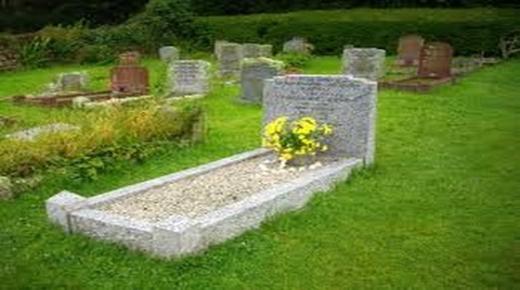 تفسير حلم الصلاة في القبور في المنام