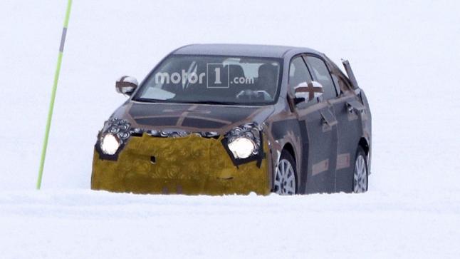 صور تجسسية جديدة لسيارة تويوتا كورولا 2018 القادمة من شركة تويوتا