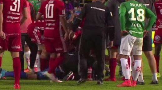 حارس مرمى يتعرض لإعتداء أثناء إحدى مباريات الدوري السويدي لكرة القدم