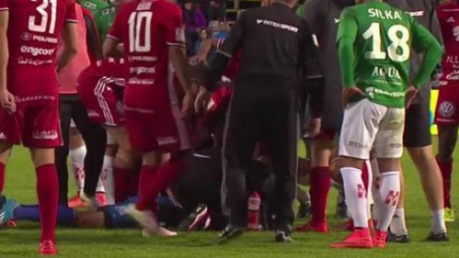 حارس مرمى يتعرض لإعتداء أثناء إحدى مباريات الدوري السويدي لكرة القدم