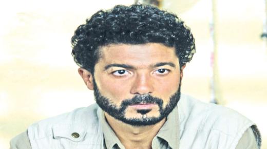 خالد النبوي ناعيًا حماه: “علمنا حب الوطن دون شروط”