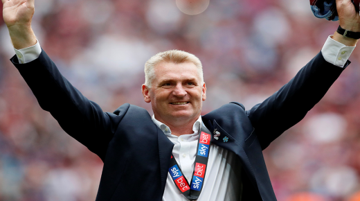 تقارير: أستون فيلا يقرر الإطاحة بمدربه دين سميث رغم البقاء في الدوري الإنجليزي