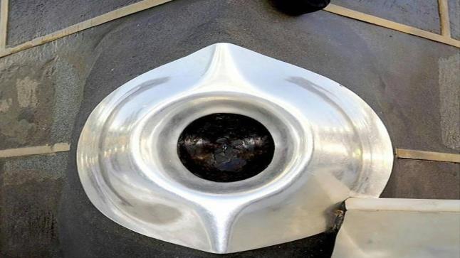 سبب تسميه الحجر الأسود بهذا الاسم