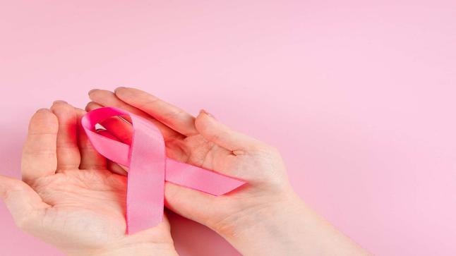 علامات تنذر بوجود سرطان الثدي.. تعرف عليها