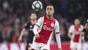 لاعب أياكس الهولندي يغازل نادي برشلونة قبل الميركاتو الصيفي