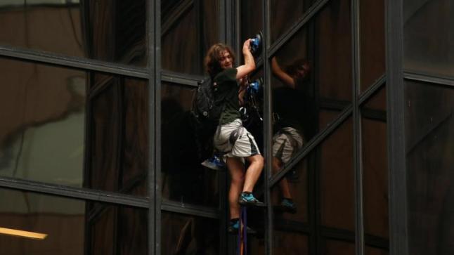 إعتقال شاب أمريكي لدى تسلقه لبرج على ملك دونالد ترامب