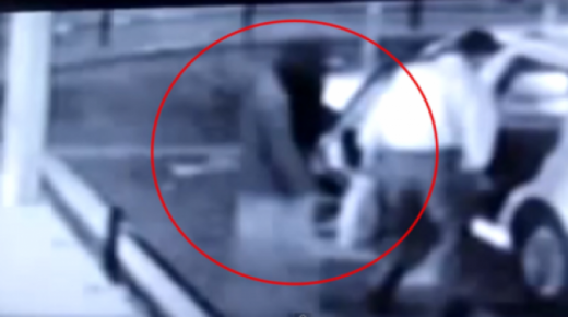 كاميرات المراقبة تظهر صعود ” شبح ” وراء شخص في سيارة أجرة في اليابان