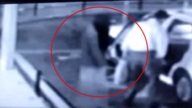 كاميرات المراقبة تظهر صعود ” شبح ” وراء شخص في سيارة أجرة في اليابان