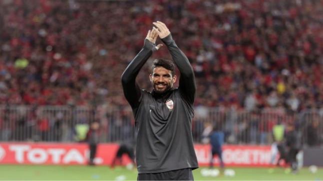 بيراميدز يعلن التعاقد مع شريف إكرامي