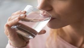 طبيب مصري ينصح بضرورة شرب الماء الدافئ في الشتاء