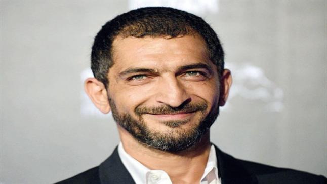 عمرو واكد يثير الجدل بعد ظهوره في إعلان مسلسل أمريكي مع مايا خليفة