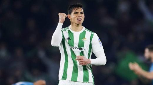 تقارير إسبانية: مدافع الجزائر يقترب من الانتقال لليفربول