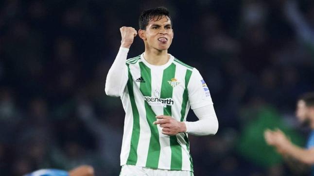 تقارير إسبانية: مدافع الجزائر يقترب من الانتقال لليفربول